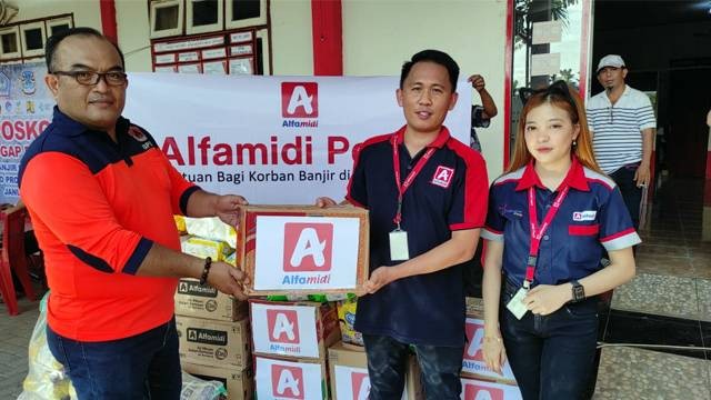 Penyerahan bantuan dari Alfamidi untuk korban bencana banjir Manado lewat posko Tanggap Darurat Pemerintah Kota Manado.
