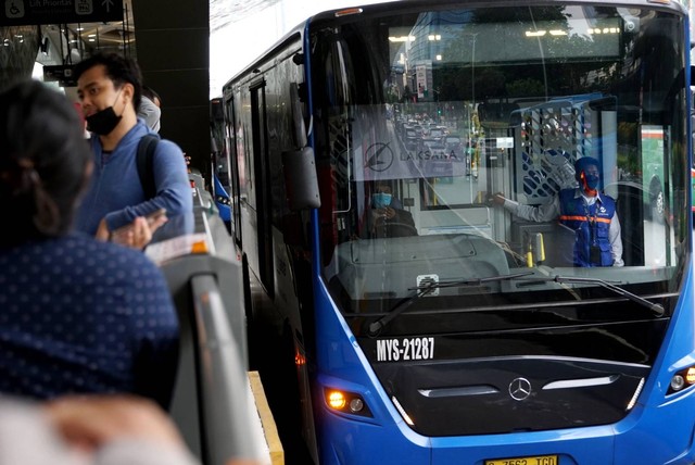Calon penumpang mengantre untuk naik Bus TransJakarta di Halte Tosari, Jakarta pada Senin (31/1/2023). Foto: Iqbal Firdaus/kumparan
