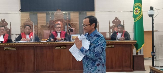 Plt Direktur Jenderal Pendidikan Tinggi, Riset, dan Teknologi Kemendikbud Prof Nizam saat dihadirkan sebagai saksi dalam perkara suap penerimaan mahasiswa baru Universitas Lampung. | Foto : Galih Prihantoro/ Lampung Geh