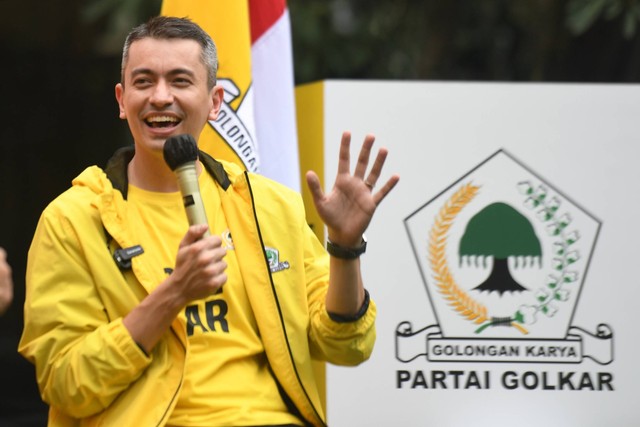 Politikus Rian Ernest menjawab pertanyaan wartawan saat diperkanalkan menjadi kader Partai Golkar di Kantor DPD Golkar, Jakarta, Selasa (31/1/2023). Foto: Hafidz Mubarak A/ANTARA FOTO