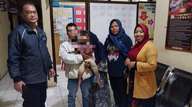 Wanita asal Aceh Tengah yang dicurigai hendak melakukan penculikan anak di Bener Meriah diserahkan kepada suaminya untuk dibawa pulang ke rumah. Foto: Dok. Polisi