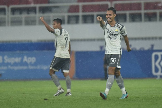 Rezaldi Hehanusa saat debut bersama Persib Bandung di laga melawan PSIS Semarang, Selasa (31/01/2023). Foto: dok. Persib Bandung