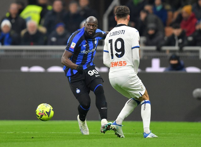 Romelu Lukaku dalam laga Inter Milan vs Atalanta di Coppa Italia, Rabu (01/02/2023). Foto: Daniele Mascolo/REUTERS