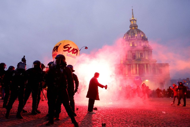 Polisi Prancis berhadapan dengan pengunjuk rasa demonstrasi menentang rencana reformasi pensiun Paris, Prancis. Foto: Gonzalo Fuentes/REUTERS