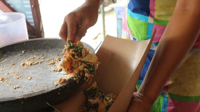 Menu Lotek Pak Aris Yang Sangat Enak