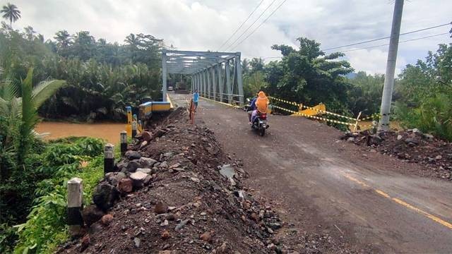 Kondisi jalan pendekat jembatan Minaesa di Kabupaten Minahasa Utara baru diperbaiki oleh BPJN Sulawesi Utara agar bisa dilintasi oleh kendaraan.