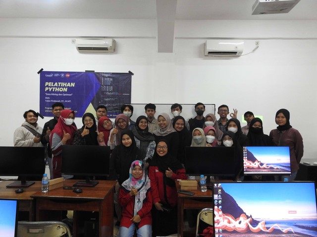 Foto bersama peserta, pemateri dan panitia pelatihan Python