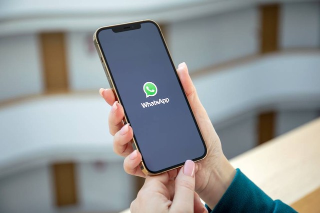 Ilustrasi aplikasi WhatsApp di iPhone. Foto: Shutterstock