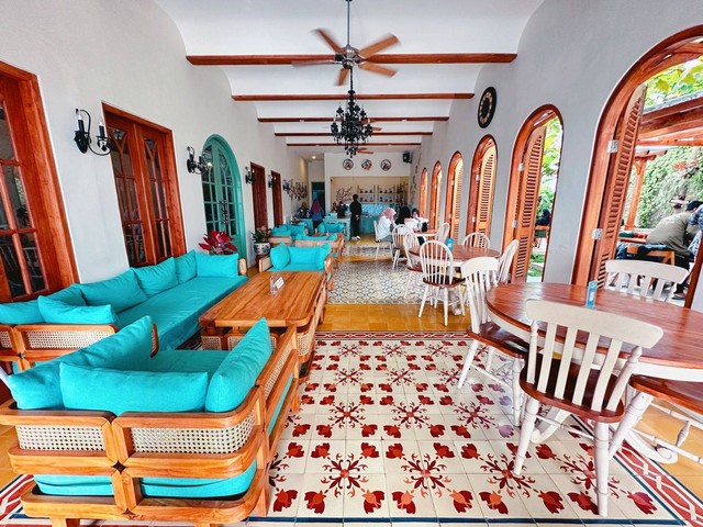 Dapur Putih Heritage: Resto dengan Bangunan Bergaya Ala Kolonial di Metro (1)