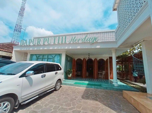 Dapur Putih Heritage: Resto dengan Bangunan Bergaya Ala Kolonial di Metro (4)