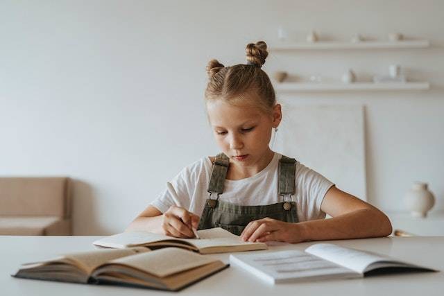 Ilustrasi anak belajar tema 6 kelas 5 halaman 193. Foto: Pexels/Olia Danilevich