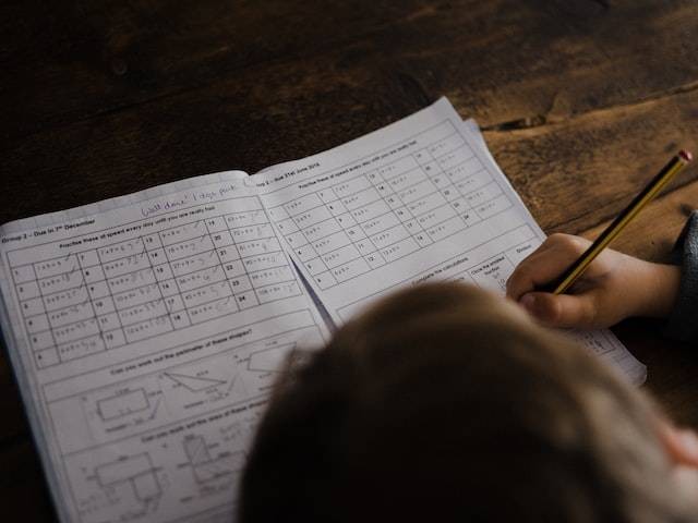 Ilustrasi belajar matematika kelas 12. Foto: Unsplash/ThisisEngineering RAEng