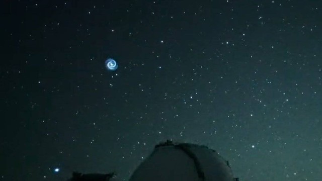 Cahaya spiral biru muncul di langit Hawaii.  Foto: Subaru Telescope Eng/Twitter