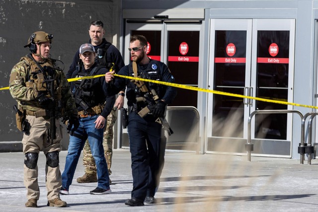 Petugas penegak hukum di lokasi penembakan yang dilaporkan di toko Target di Omaha, Neb., Selasa (31/1/2023). Foto: Chris Machian/Omaha World-Herald via AP