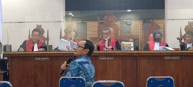 Plt Direktur Jenderal Pendidikan Tinggi, Riset, dan Teknologi Kemendikbud Prof Nizam saat dihadirkan sebagai saksi dalam perkara suap penerimaan mahasiswa baru Universitas Lampung, pada Selasa (31/1) malam. | Foto : Galih Prihantoro/ Lampung Geh