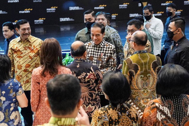 Presiden Joko Widodo (tengah) berjabat tangan dengan peserta saat menghadiri Mandiri Investment Forum 2023 di Jakarta, Rabu (1/2/2023). Foto: Dhemas Reviyanto/ANTARA FOTO