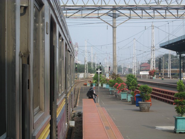 Ilustrasi Rute KRL Rangkasbitung 2023, Foto: Unsplash/Fachry Hadid