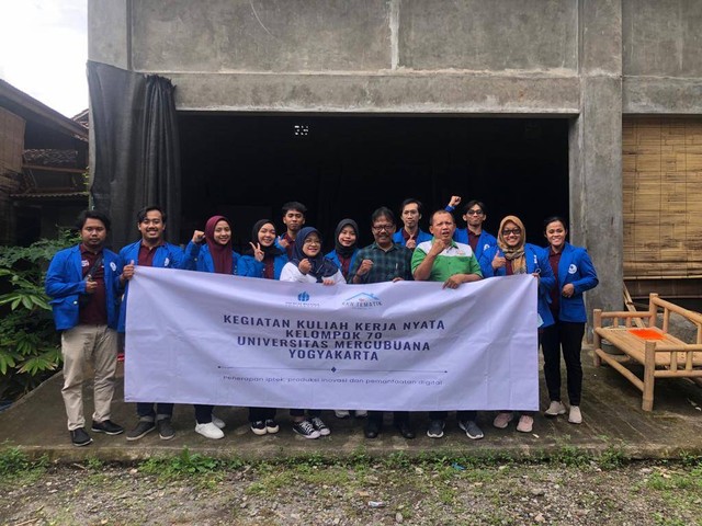 Mahasiswa UMBY bersama Dosen Pembimbing Lapangan, Lurah Margoagung, dan Pemilik UMKM Rosse Bambu