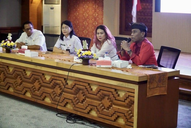 Ka-ki:  Anggota Komisi IX DPR RII Ketut Kariyasa Adnyana, Anggota DPR-RI (ujung kanan) bersama   Director of Advocacy and External Relations, WMP Asia Dr. Claudia Surjadjaja dan Pejabat Diskes Denpasar saat Rapat Koordinasi  - IST,