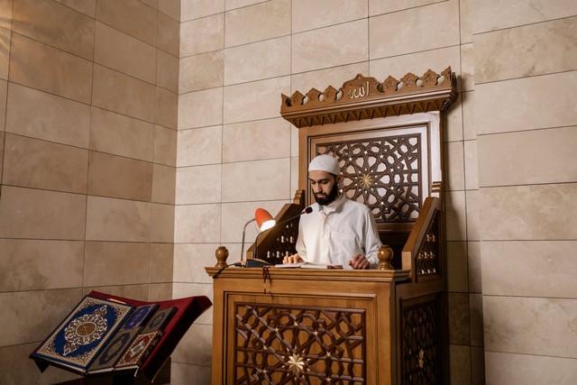 Ilustrasi seorang pria Muslim yang melakukan ceramah. Foto: Pexels