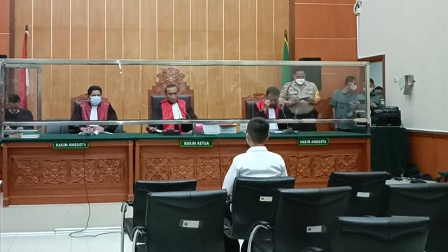 Dody Prawiranegara jalani sidang perdana terkait kasus jual beli narkoba di Pengadilan Jakarta Barat, Rabu (1/2/2023).  Foto: Hedi/kumparan