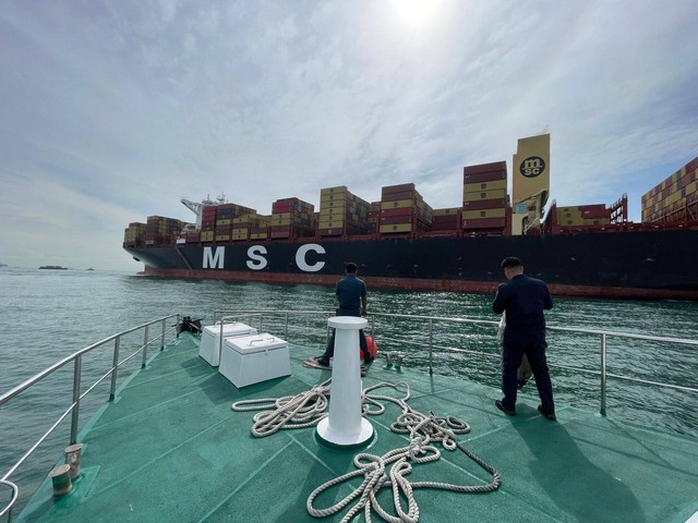 Kapal kontainer kandas di perairan Belakang Padang, Batam, Selasa (31/1). Foto: Istimewa