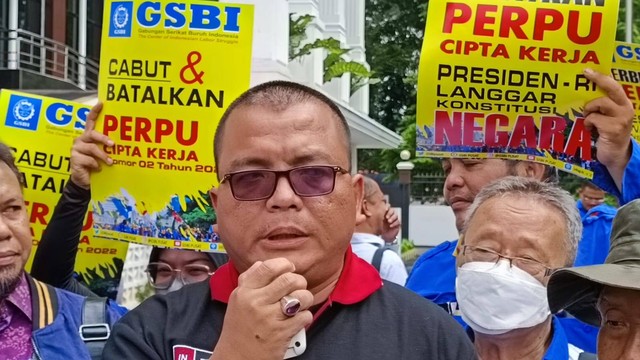 Denny Indrayana, kuasa hukum Gabungan Serikat Buruh Indonesia, daftarkan gugatan ke PTUN Jakarta, Rabu (1/2). Foto: Thomas Bosco/kumparan