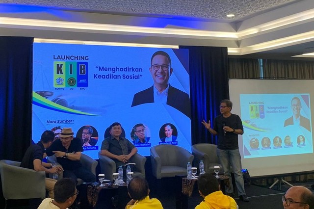 Mantan Pemimpin KPK Saut Situmorang (kedua dari kiri), Mantan politisi PSI Surya Tjandra dan Rocky Gerung di acara diskusi Menghadirkan Keadilan Sosial oleh Relawan Anies Baswedan (Kuning, Ijo, Biru) di Hotel Atlet Century, Jakarta, Rabu (1/2). Foto: Luthfi Humam/kumparan