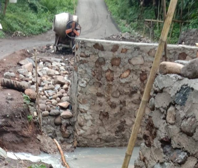 Keterangan foto : Kondisi Jembatan Arat di Desa Heopuat, Selasa (31/1).