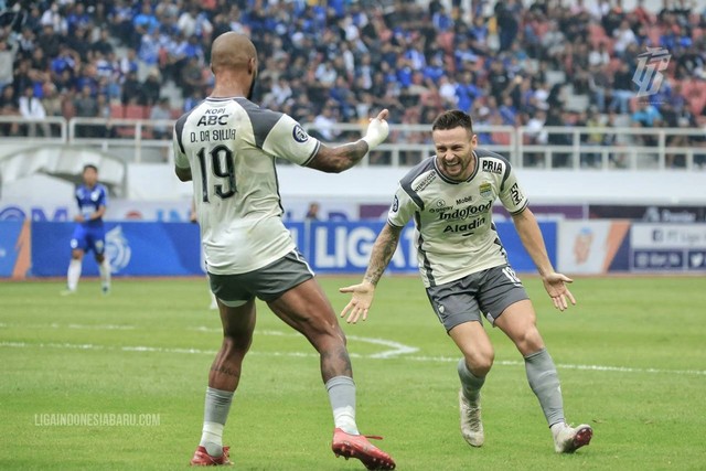 Selebrasi pemain Persib bandung, David Da Silva (kiri) dan Marc Klok (kanan), saat melawan PSIS Semarang dalam lanjutan Liga 1 2022/23 di Stadion Jatidiri, Semarang, pada 31 Januari 2023. Foto: Situs web resmi Liga Indonesia Baru