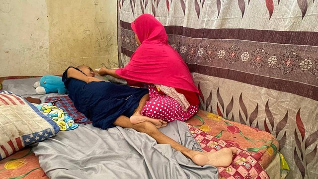  Safitri menyuapi adiknya Nurlaila (24) yang menderita gizi buruk. Foto: Istimewa