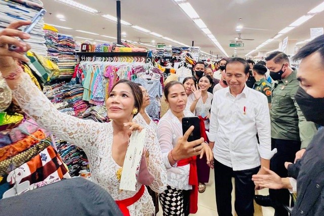 Presiden Joko Widodo memberikan bantuan kepada pedagang usai meresmikan Pasar Seni Sukawati, Gianyar, Bali, Rabu (1/2/2023).  Foto: Laily Rachev/Biro Pers Sekretariat Presiden