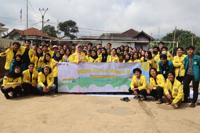 Tim MIPA Green Village 8 bersama Dosen Pembimbing Lapangan, Dr. Retno Lestari, S.Si., M.Si.