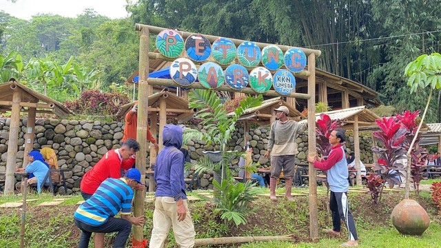 Pemasangan Spot Foto Menarik di Wisata Petung Park (Dokumentasi Pribadi)