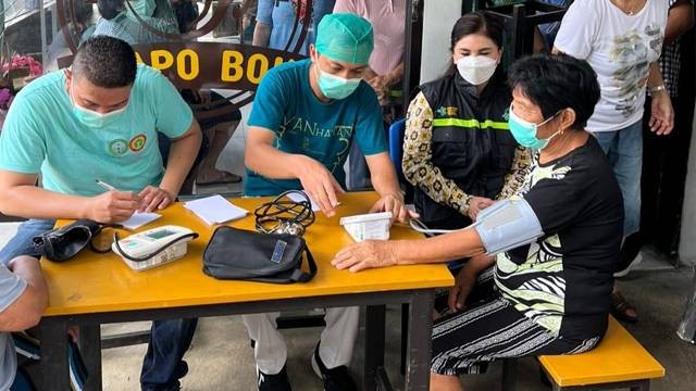 Pemeriksaan kesehatan gratis untuk korban bencana banjir Manado yang digelar oleh Ketua Komisi IX DPR RI, Felly Estelita Runtuwene