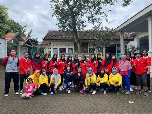 Foto Bersama antara setelah melakukan senam pagi antara Anggota Kelompok 2 KKN Durensewu (Baju Merah) dengan Ibu-Ibu PKK Durensewu (Baju Kuning)