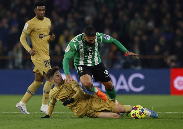 Gavi dari FC Barcelona duel dengan Nabil Fekir dari Real Betis di pertandingan di Estadio Benito Villamarin, Seville, Spanyol. Foto: Marcelo Del Pozo/Reuters