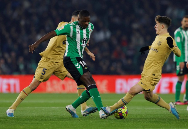 William Carvalho dari Real Betis duel dengan Gavi dari FC Barcelona di pertandingan di Estadio Benito Villamarin, Seville, Spanyol. Foto: Marcelo Del Pozo/Reuters