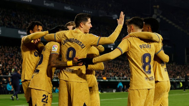 Raphinha dari FC Barcelona merayakan gol pertamanya bersama rekan setimnya saat melawan Real Betis di pertandingan di Estadio Benito Villamarin, Seville, Spanyol. Foto: Marcelo Del Pozo/Reuters