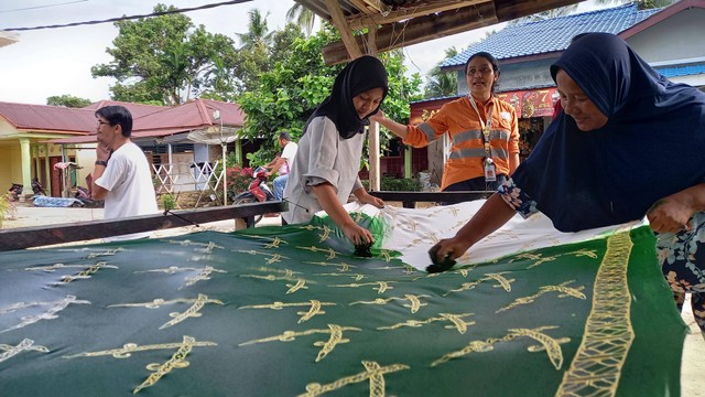 Pekerja KUB Batik Tapsel saat memberi warna sintesis saat proses pembuatan batik. Foto: Rahmat Utomo/kumparan 