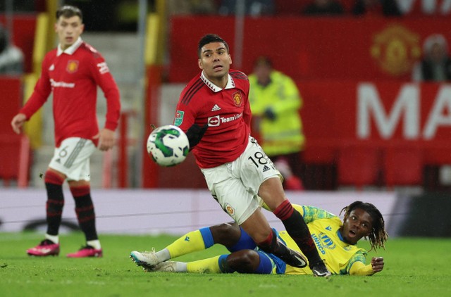 Casemiro dari Manchester United duel dengan Alex Mighten dari Nottingham Forest di pertandingan di Old Trafford, Manchester, Inggris. Foto: Phil Noble/Reuters