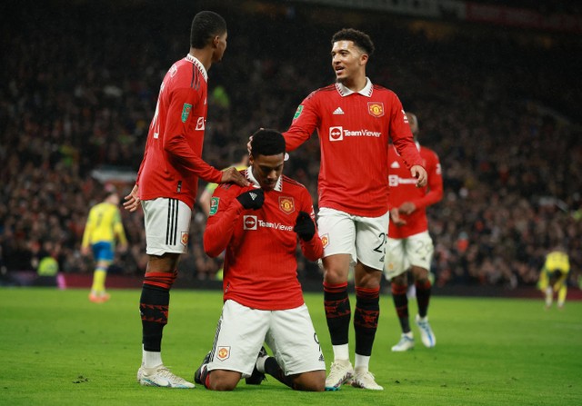 Anthony Martial dari Manchester United merayakan gol pertama mereka dengan Marcus Rashford dan Jadon Sancho saat melawan Nottingham Forest di pertandingan di Old Trafford, Manchester, Inggris. Foto: Phil Noble/Reuters