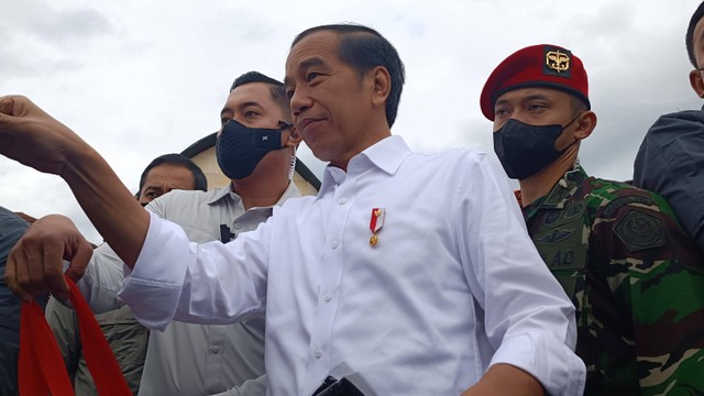 Presiden Jokowi saat pantau harga sembako di Pasar Baturiti, Bali, Kamis (2/2/2023). Foto: Denita BR Matondang/kumparan