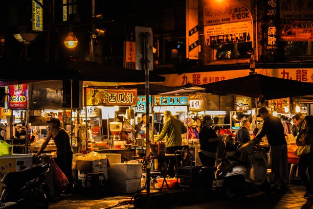 Ilustrasi Tempat Jalan-Jalan Malam di Medan, Foto : https://unsplash.com/@keithlwm