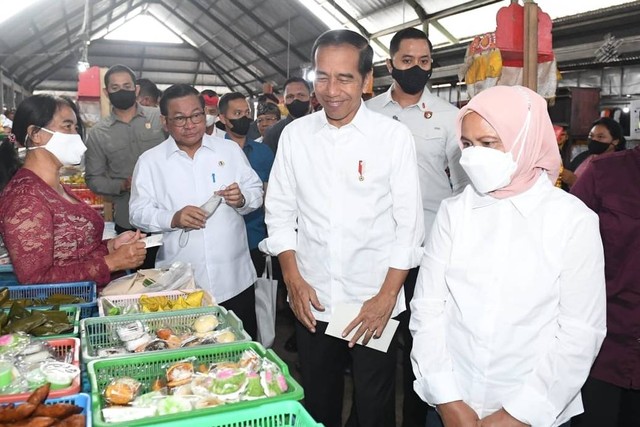 Presiden Jokowi dan Ibu Negara Iriana Jokowi saat meninjau harga barang di Pasar Baturiti, Bali, Kamis (2/2/2023). Foto: Kris/Biro Pers Sekretariat Presiden