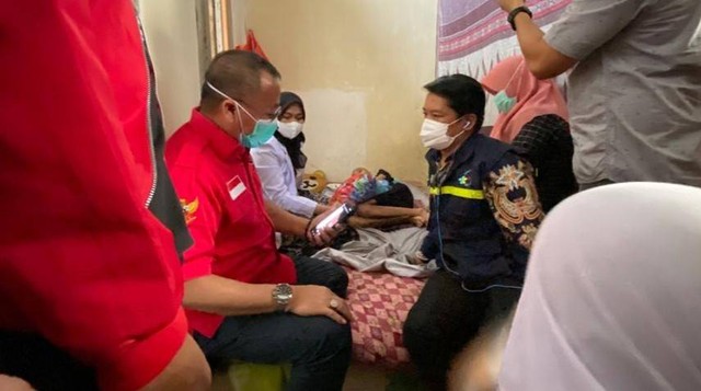Ketua DPD PDIP Sulawesi Barat, Agus Ambo Djiwa, memberikan bantuan kepada ibu dua anak penderita maag kronis di Mamuju. Foto: Istimewa