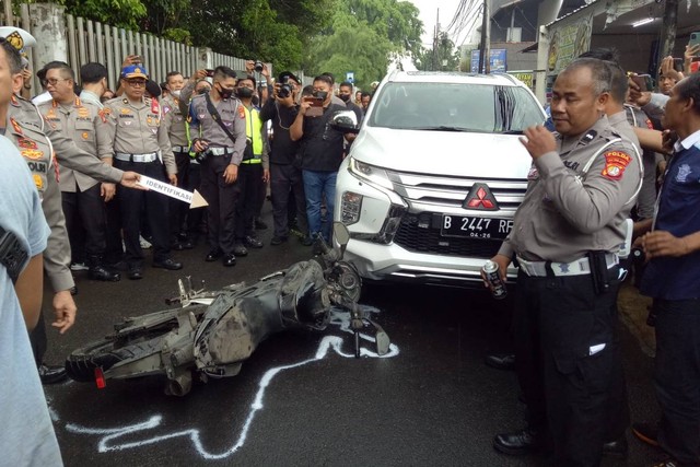 Proses rekonstruksi kasus kecelakaan yang menewaskan Muhammad Hasya Atallah di Jalan Srengseng Sawah, Jagakarsa, Jakarta Selatan, Kamis (2/2/2023). Foto: Ananta Erlangga/kumparan