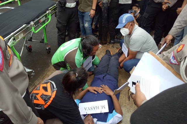 Proses rekonstruksi kasus kecelakaan yang menewaskan Muhammad Hasya Atallah di Jalan Srengseng Sawah, Jagakarsa, Jakarta Selatan, Kamis (2/2/2023). Foto: Ananta Erlangga/kumparan
