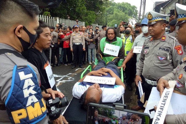 Proses rekonstruksi kasus kecelakaan yang menewaskan Muhammad Hasya Atallah di Jalan Srengseng Sawah, Jagakarsa, Jakarta Selatan, Kamis (2/2/2023). Foto: Ananta Erlangga/kumparan