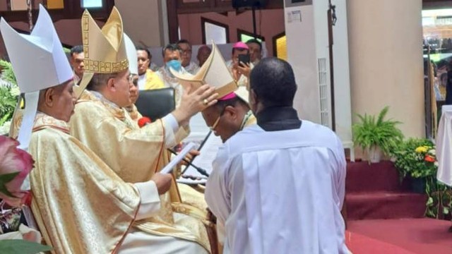 Pentahbisan Monsinyur (Mgr) Yanuarius Theofilus Matopai You sebagai Uskup Jayapura. Foto: Komsos Jayapura